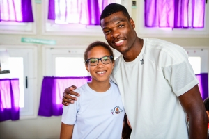 Futbolista Denzel Dumfries a bishita su scol di infancia na Aruba