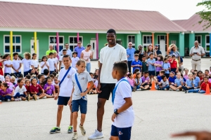 Futbolista Denzel Dumfries a bishita su scol di infancia na Aruba