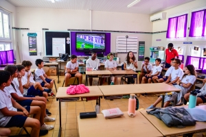 Futbolista Denzel Dumfries a bishita su scol di infancia na Aruba