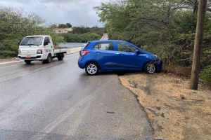 Turista ta 'parkeer' su auto den brug di Balashi