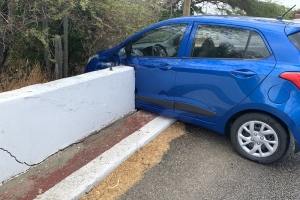 Turista ta 'parkeer' su auto den brug di Balashi