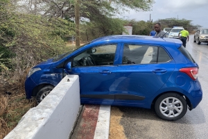 Turista ta 'parkeer' su auto den brug di Balashi