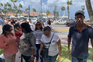 Docentenan lo protesta awe contra di minister Lampe