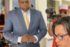 Protesta contra 'mal maneho' di minister Rudy Lampe