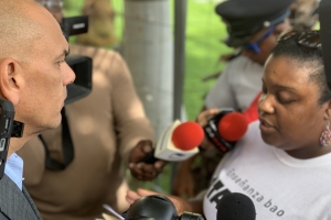 Protesta contra 'mal maneho' di minister Rudy Lampe