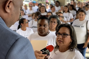 Protesta contra 'mal maneho' di minister Rudy Lampe