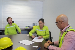 EcoGas a firma acuerdo pa reuza tur desperdicio di Aruba 