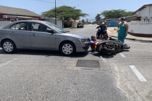 Homber di edad a dal den scooter na Madiki