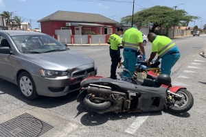 Homber di edad a dal den scooter na Madiki