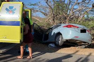Homber envolvi den accidente ta agredi polis na e sitio 