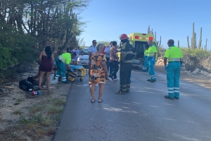 Homber envolvi den accidente ta agredi polis na e sitio 