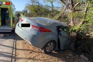 Homber envolvi den accidente ta agredi polis na e sitio 