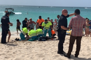 Turista femenino aparentemente a muri hoga na Eagle Beach