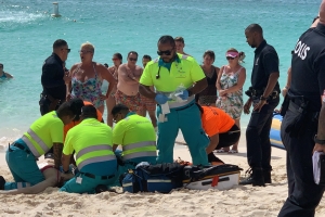 Turista femenino aparentemente a muri hoga na Eagle Beach