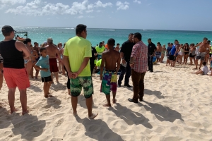Turista femenino aparentemente a muri hoga na Eagle Beach