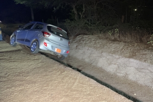 Turista a accidenta den greppel na Tanki Flip