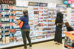Exitoso Grand Opening Ling & Sons Cosmetics Shop