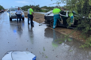 Accidente fuerte riba Sasakiweg y un persona herida