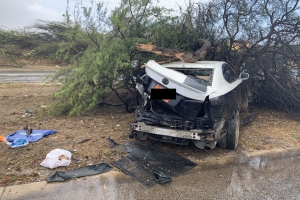 Accidente fuerte riba Sasakiweg y un persona herida