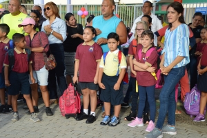 Aña  escolar nobo a cuminsa pa mayoria di mucha na Aruba 