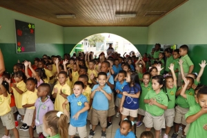 Kiwanis Club of Aruba a regala e muchanan di Anglo kleuterschool un dia memorabel