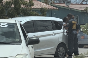  Polis di Bario Oranjestad hunto cu K9 unit a detene sospechoso