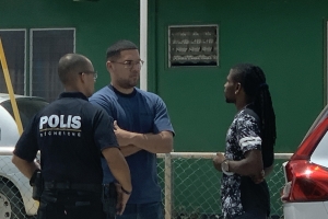  Polis di Bario Oranjestad hunto cu K9 unit a detene sospechoso