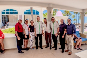 Bishitantenan a disfruta di un Management Cocktail Party na Riu Palace Aruba 