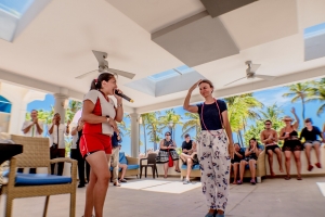 Bishitantenan a disfruta di un Management Cocktail Party na Riu Palace Aruba 