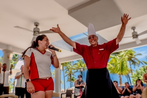 Bishitantenan a disfruta di un Management Cocktail Party na Riu Palace Aruba 