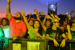 Gladys Knight y Maroon 5 a cera CNSJ cu broche di oro