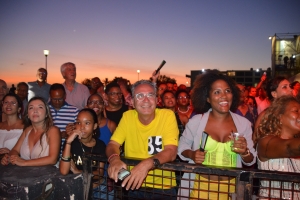 Gladys Knight y Maroon 5 a cera CNSJ cu broche di oro