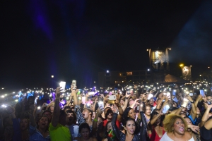 Gladys Knight y Maroon 5 a cera CNSJ cu broche di oro