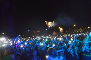 Gladys Knight y Maroon 5 a cera CNSJ cu broche di oro