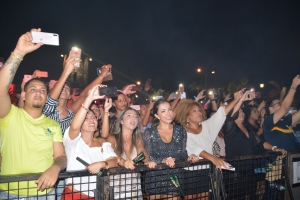 Gladys Knight y Maroon 5 a cera CNSJ cu broche di oro
