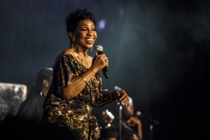 Gladys Knight y Maroon 5 a cera CNSJ cu broche di oro