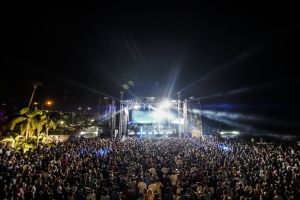 Gladys Knight y Maroon 5 a cera CNSJ cu broche di oro
