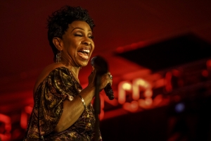 Gladys Knight y Maroon 5 a cera CNSJ cu broche di oro