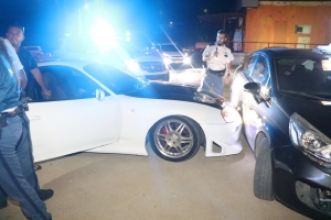 Chauffeur bebi ta dal otro auto pafo di Domino's Pizza Savaneta