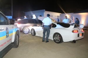 Chauffeur bebi ta dal otro auto pafo di Domino's Pizza Savaneta
