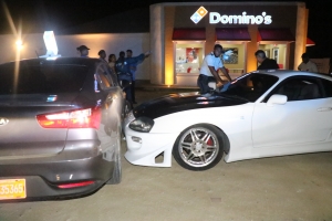 Chauffeur bebi ta dal otro auto pafo di Domino's Pizza Savaneta