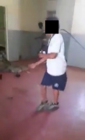 Video di dos hoben batiendo un adicto ambulante ta creando rabia den comunidad