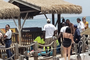 Turista ta hoga na altura di Renaissance Island