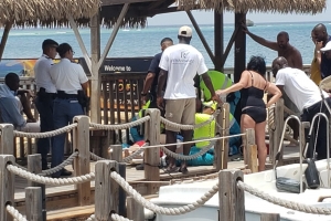 Turista ta hoga na altura di Renaissance Island
