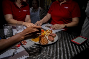 Aruba Bank a celebra Dia di Prensa cu ‘Holy Smokes BBQ’
