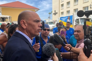 Minister a ricibi manifiesto for di e trahadonan di Serlimar cu a protesta 
