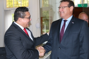 Gobernador di Aruba Alfonso Boekhoudt a bishita Gabinete di Aruba