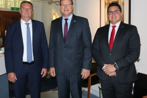 Gobernador di Aruba Alfonso Boekhoudt a bishita Gabinete di Aruba