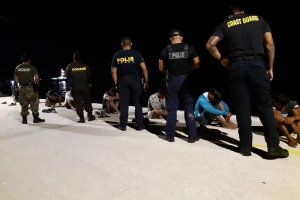 Venezolanonan indocumenta den boto, cu droga y arma detene