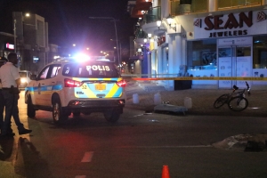 Homber a sak den otro pabou di Royal Plaza y fayece